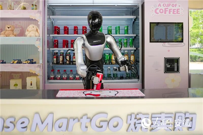 智能商铺里机器人正向顾客提供饮料。 人民网记者 苗子健摄