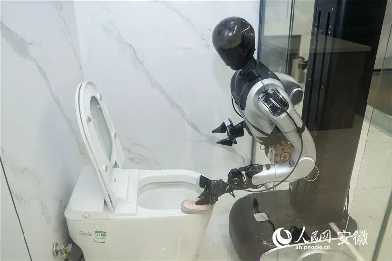 机器人正在展示清洁技巧动作。 人民网记者 苗子健摄